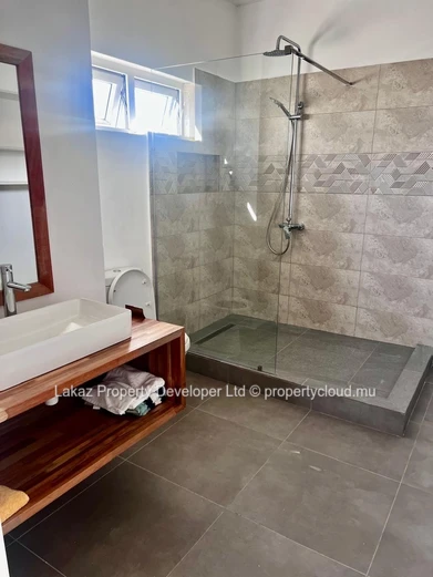 Vie Côtière Moderne – Appartement Récemment Rénové de 3 Chambres à Flic en Flac