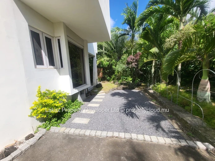 Appartement semi-meublé de 3 chambres avec jardin à Vale