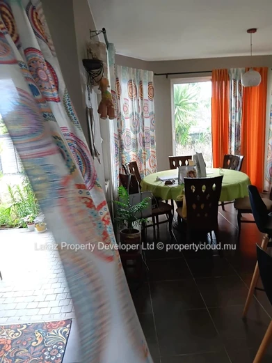 Maison familiale avec double cuisine et vastes espaces extérieurs – Boulet Rouge