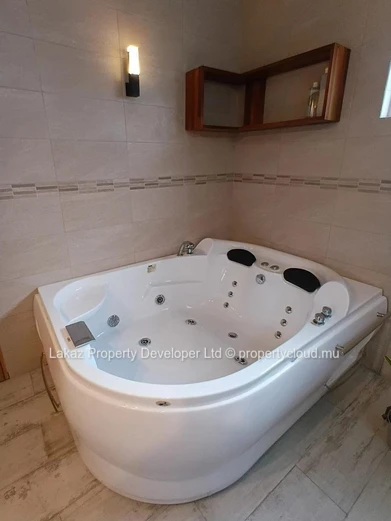 Maison familiale avec double cuisine et vastes espaces extérieurs – Boulet Rouge