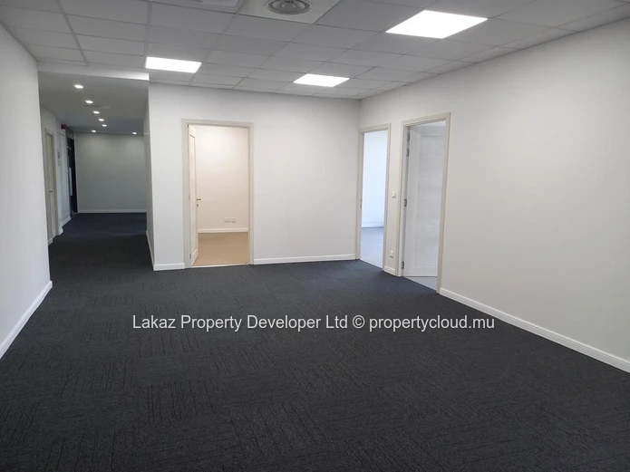 Bureau 398 m² à louer à Ébène — vue panoramique