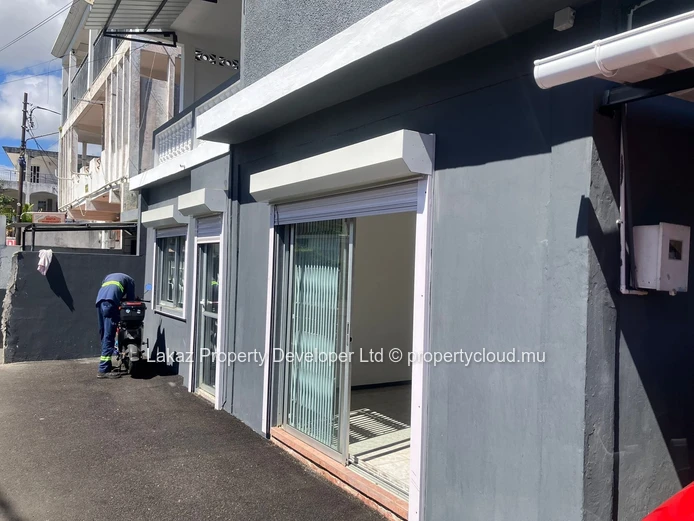 Bâtiment Polyvalent à Louer – Espace Professionnel et Habitation