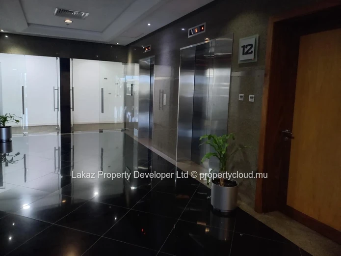 Bureau 398 m² à louer à Ébène — vue panoramique