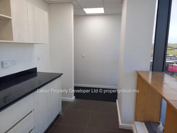 Bureau 398 m² à louer à Ébène — vue panoramique
