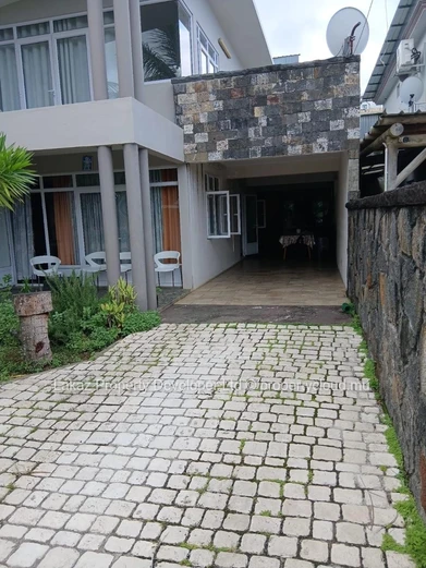 Maison familiale avec double cuisine et vastes espaces extérieurs – Boulet Rouge