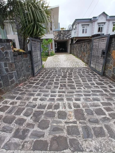 Maison familiale avec double cuisine et vastes espaces extérieurs – Boulet Rouge