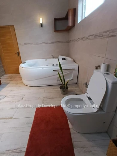 Maison familiale avec double cuisine et vastes espaces extérieurs – Boulet Rouge